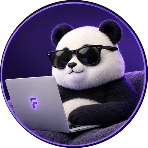 El panda de Fusión Digital trabaja relajado en su laptop